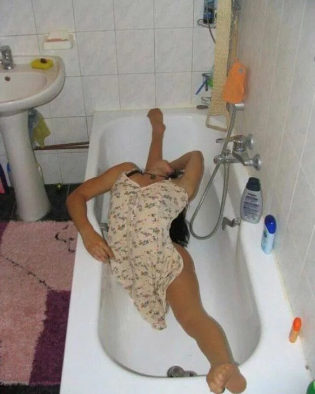 красивая девушка в ванной комнате. красивая женщина в ванной. красивая девушка в ванной. девушка в ванне. женщина в ванной.