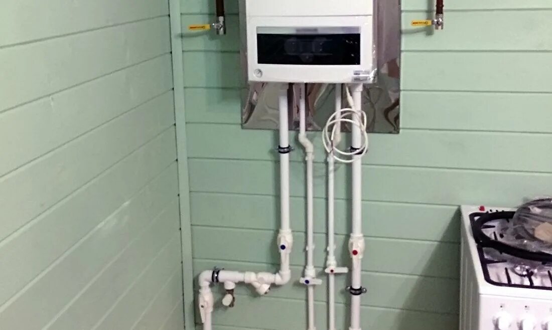 Установка настенного котла частном доме. Газовый котел в частном доме. монтаж настенного газового котла в частном доме. монтаж газового котла в частном доме. защитный экран для настенного газового котла.
