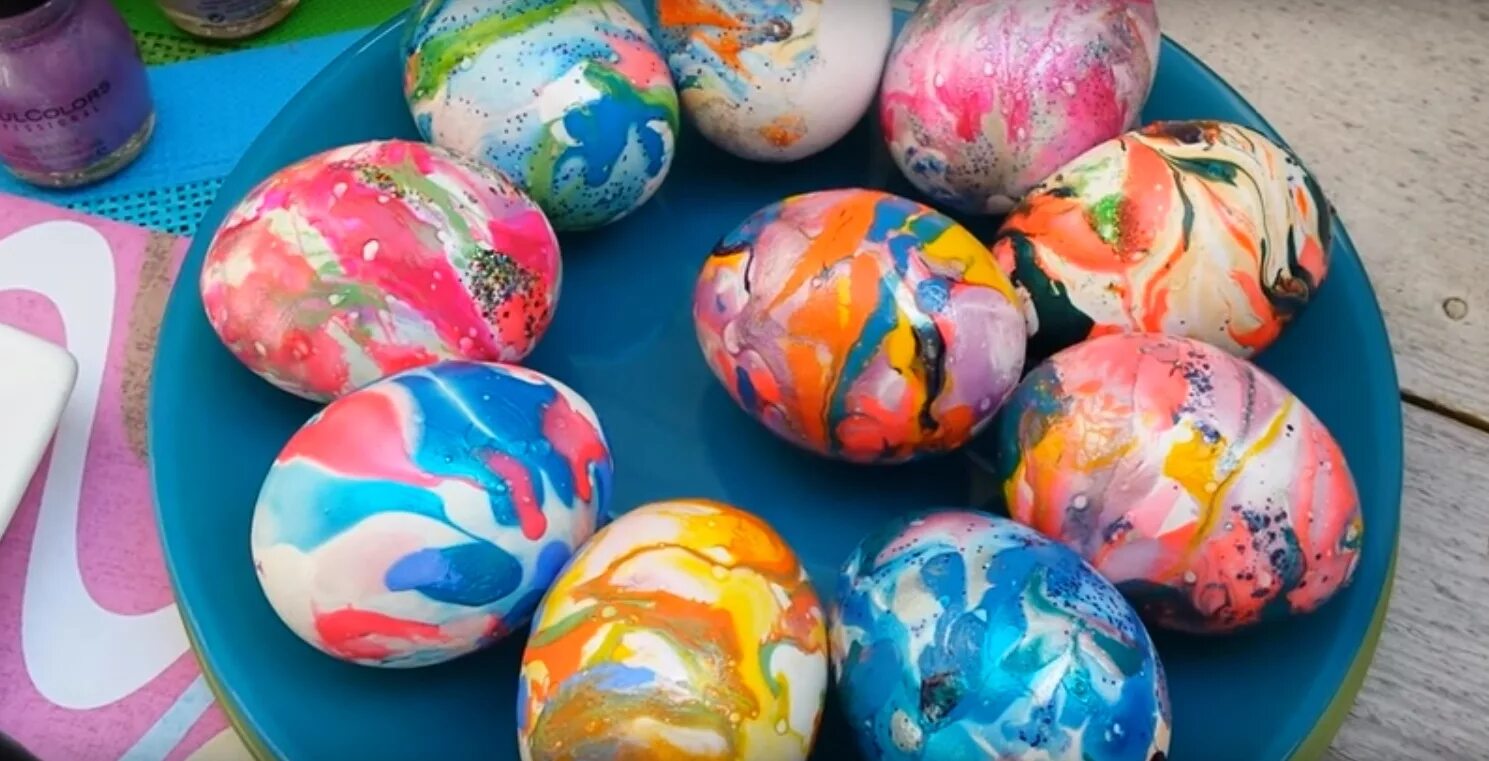 Можно красить яйца красками. Мраморные яйца на Пасху. Разноцветные яйца. Окрашивание пасхальных яиц салфетками. Разноцветные пасхальные яйца.