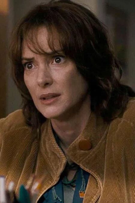 Джейн айвз очень странные дела. Вайнона райдер джойс байерс. Джейн айвз очень странные дела. Джойс байерс очень странные дела. Очень странные дела мама.