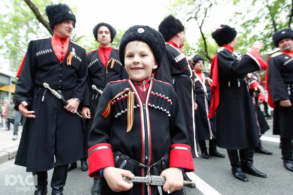 Парад казаков. День реабилитации Кубанского Казаче. Казачество свадебное шествие. Казаки на параде Победы. Детская Военная форма забайкальских Казаков для парада.