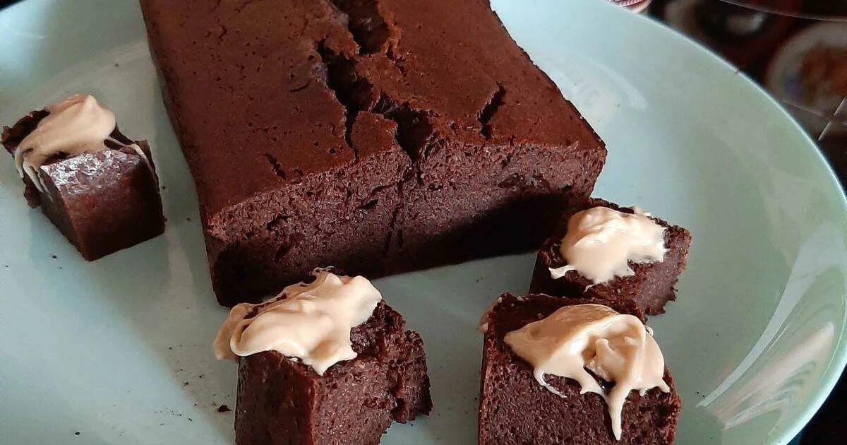 Пп брауни с бананом и какао в духовке. Шоколадный брауни пп. Пп брауни кбжу. Пирог брауни с бананом. Шоколадно-банановый брауни.