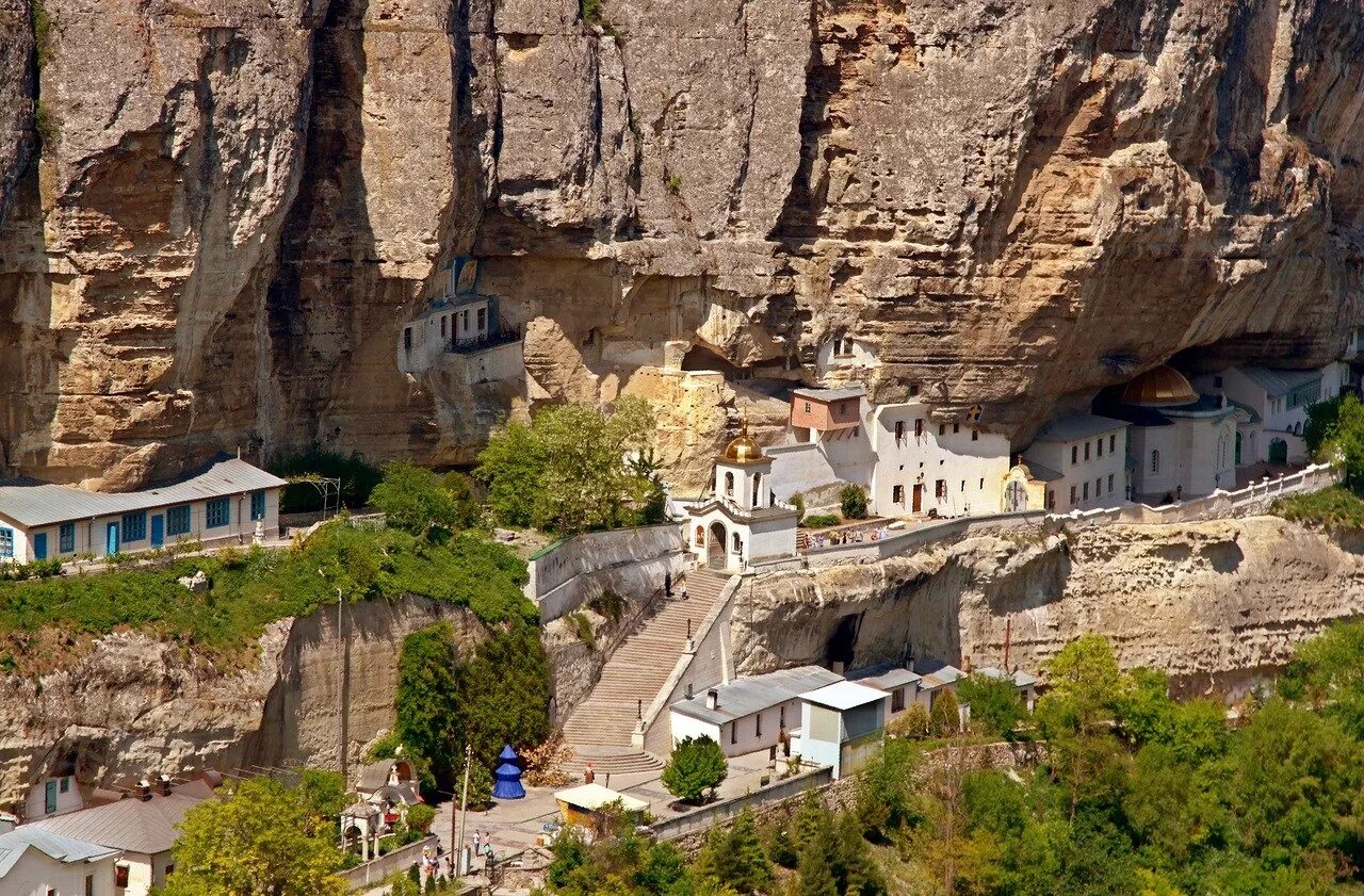 Монастырь в горе в крыму. Свято-успенский пещерный монастырь бахчисарай. успенский пещерный монастырь в крыму. свято-успенский мужской пещерный монастырь, бахчисарай. бахчисарайский успенский пещерный монастырь.