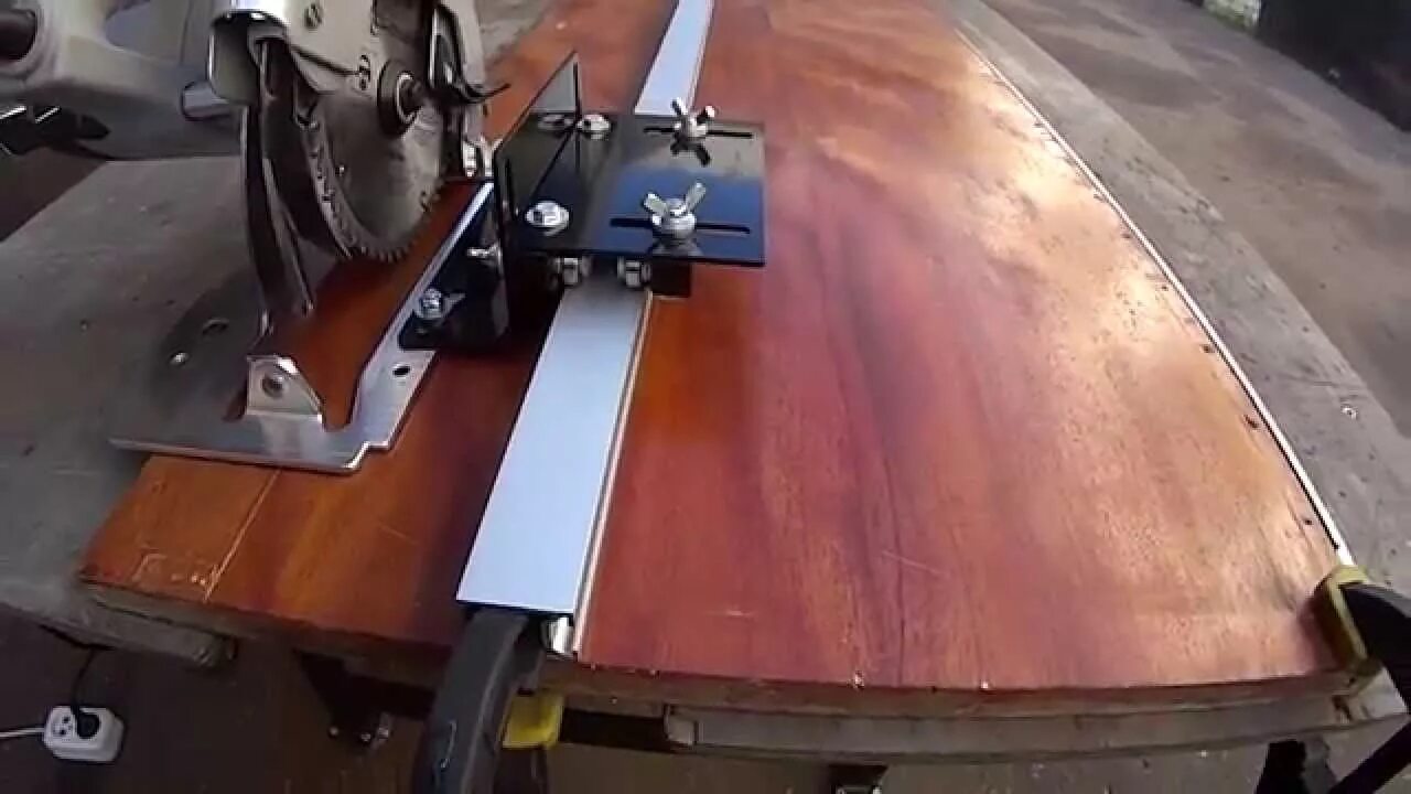 станок для резки дсп 4600мм. направляющая линейка для циркулярной пилы. как сделать распил своими руками. как сделать распил своими руками. каретка для циркулярной пилы под 45 градусов.