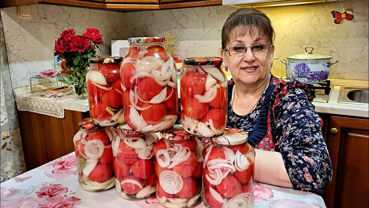 Заготовки из крупных томатов на зиму. На кухне у любани заготовки на зиму. помидоры консервированные без зелени. на кухне у любани салаты. н кухне у любани консервация.