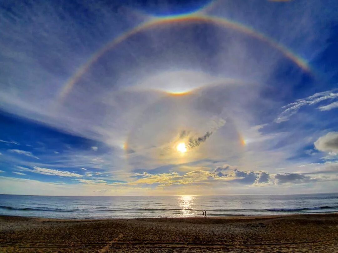 Купол над горизонтом. Луна в деревне. Полумесяц в архитектуре. Храм луны. Город купол.
