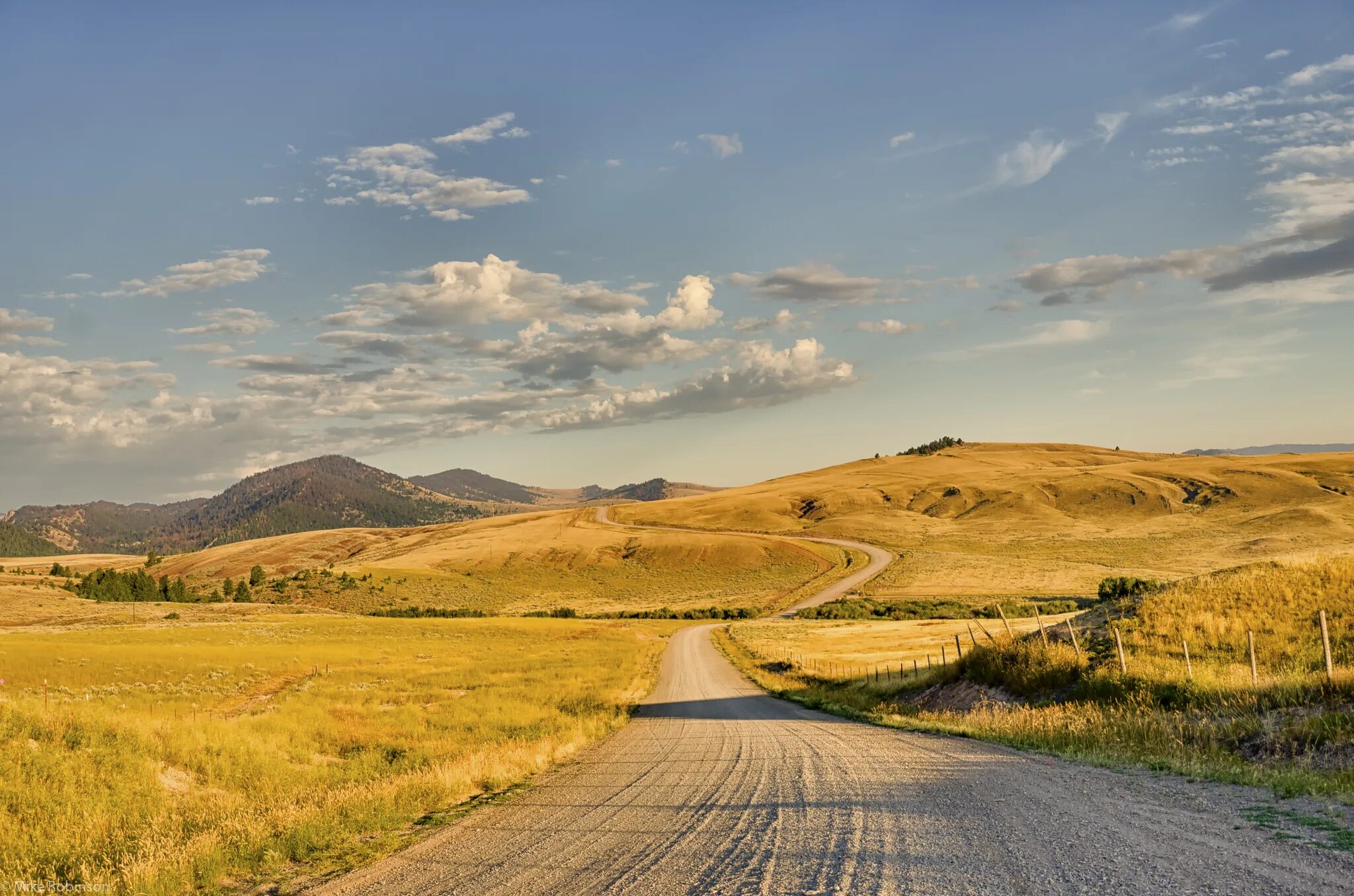 Кантри Роудс. Dirt Road. Montana Roads. Dirt Road background.