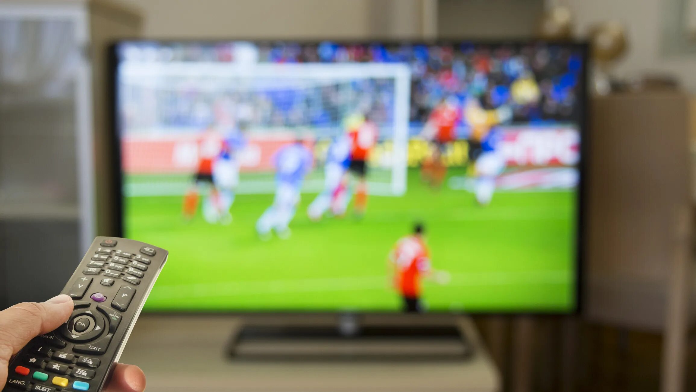 Телевизор футбол. Футбольный матч в телевизоре. Футбол по телевизору. Спортивные трансляции на ТВ.