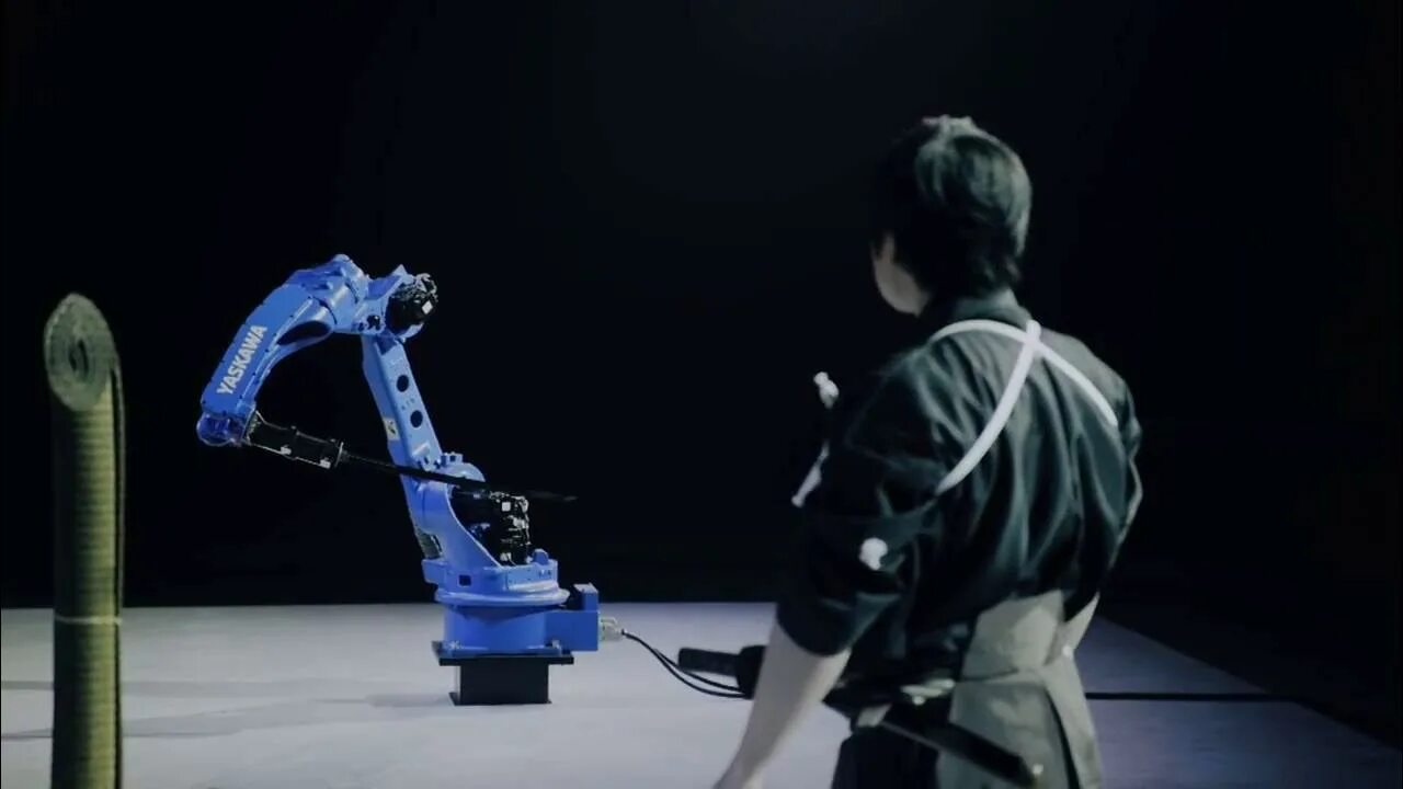 Робот повторяет движения. Робот yaskawa. робот самурай. робот с мечом. лазающие роботы.