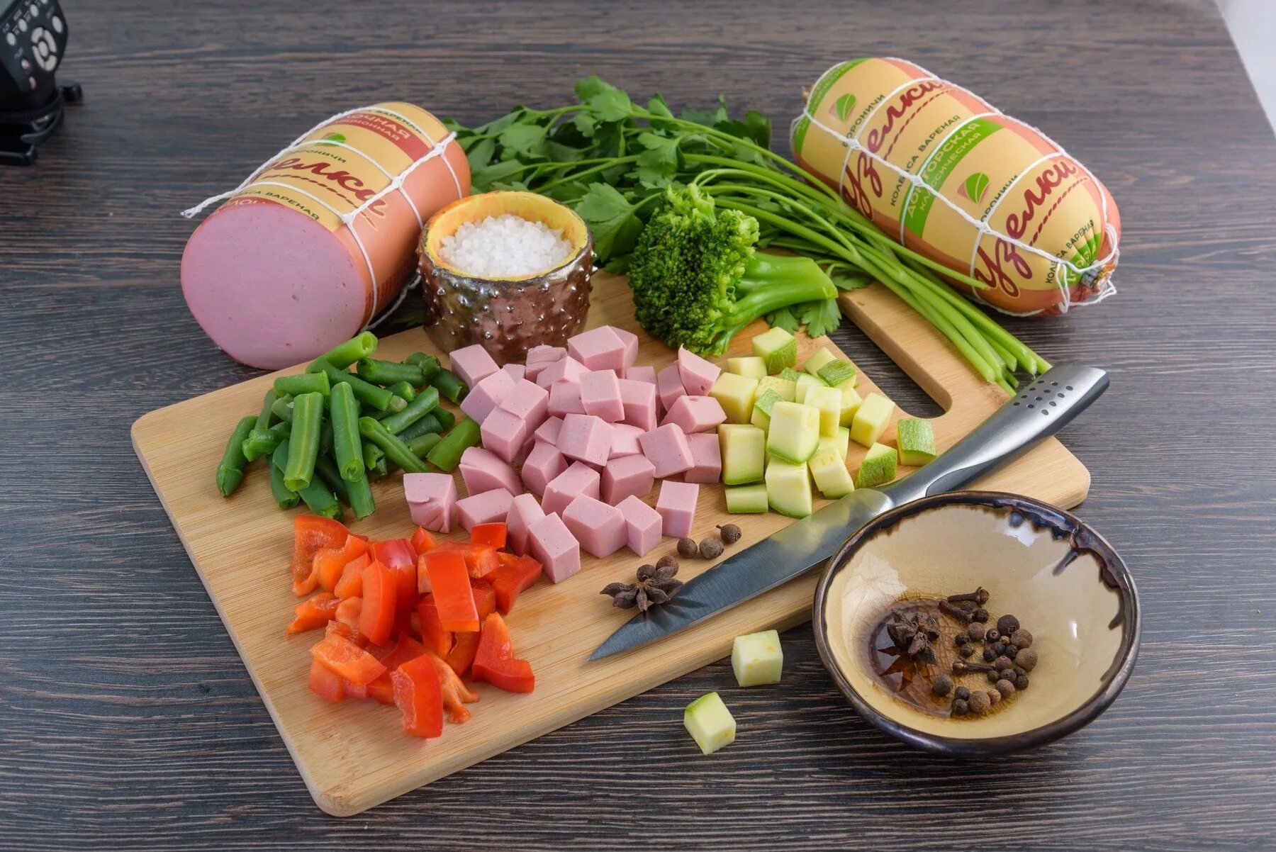 Сервелат элитный анком. Нарезка на окрошку. Кабаносси финляндия колбаски. Колбаса 78. Мясо китайское в вакуумной упаковке.