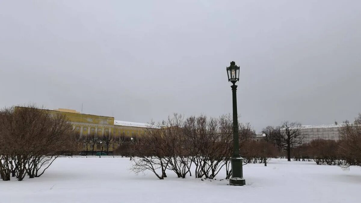 На марсовом поле собиралось. Фонари марсова поля. волков марсово поле. марсово поле львов воинский мемориал. марсово поле в санкт-петербурге зимой.