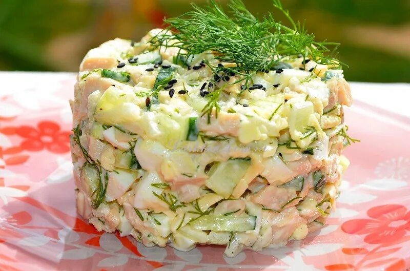 Салат с кальмарами. Вкусный салат с кальмарами. Салат с кальмарами и яйцом. Салат с кальмарами и яйцом и огурцом. Простой салат из консервированного кальмара