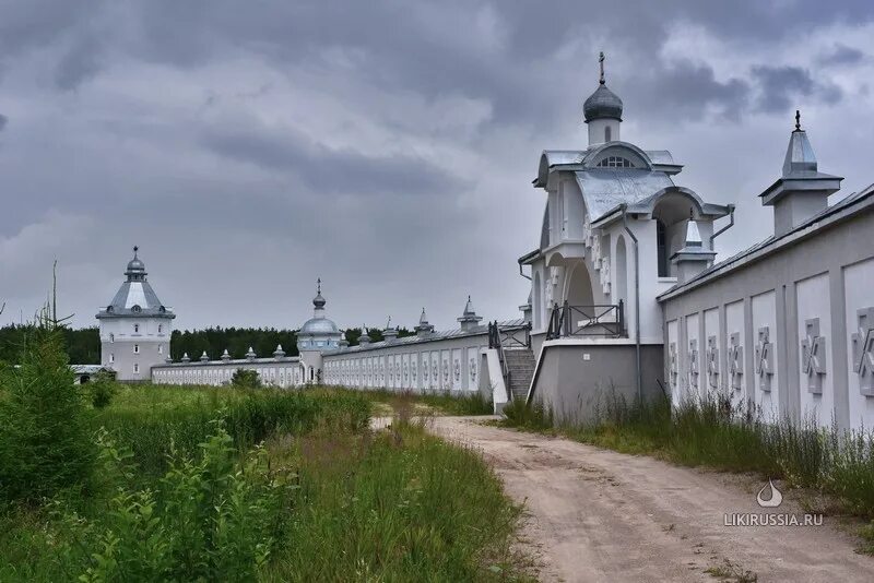 Иоанно-Богословский Крыпецкий монастырь. Крыпецкий монастырь Псков. Иоанно Богословский монастырь Псковская область.