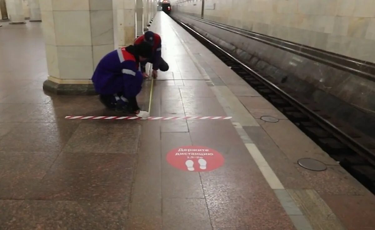 Метрополитен дистанция. Разметка в метро. Разметка метро Москва. Дистанция в метро. Платформы метро разметка.