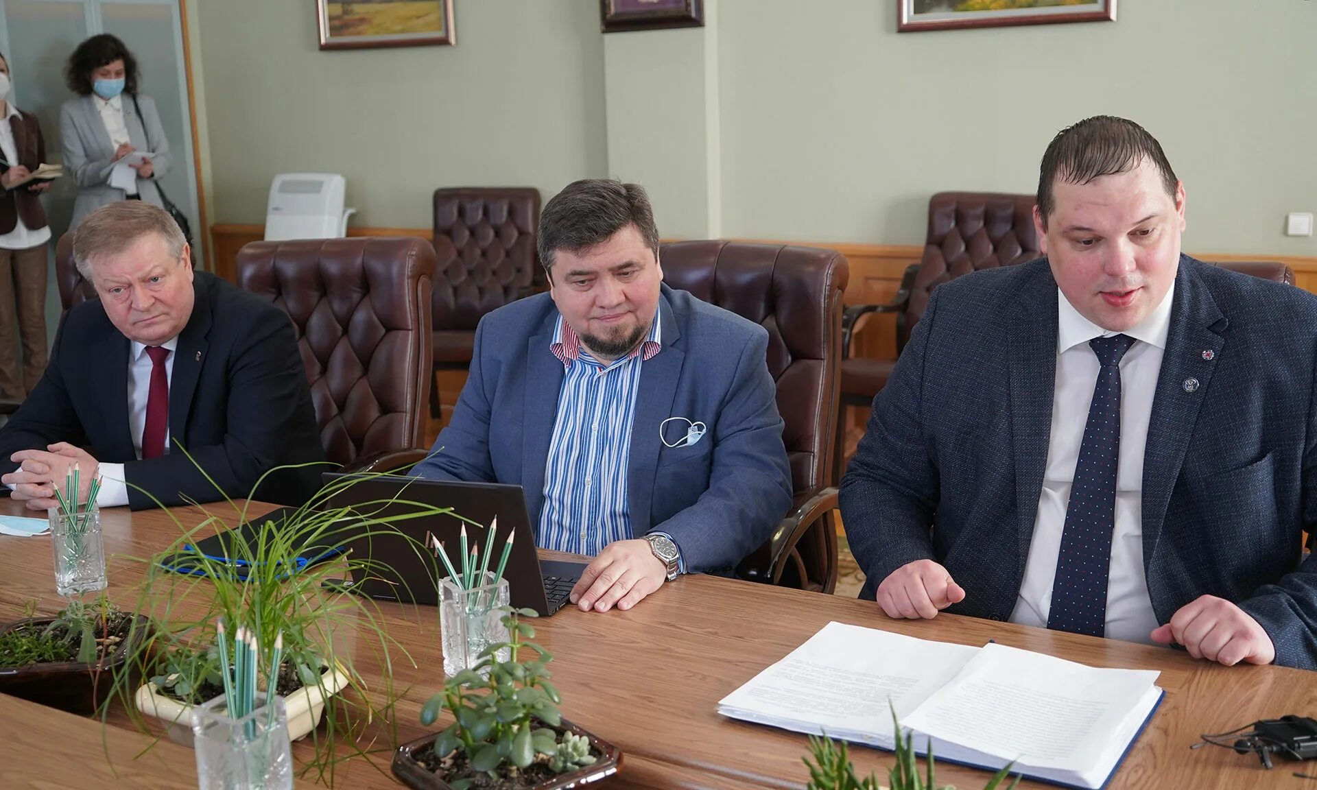 Чернышев александр директор т2 мобайл. Брянский директор. Аэропорт брянск сороковой. Директор лицея 1 клюев юрий александрович. Директор ранхигс брянск шачнев.