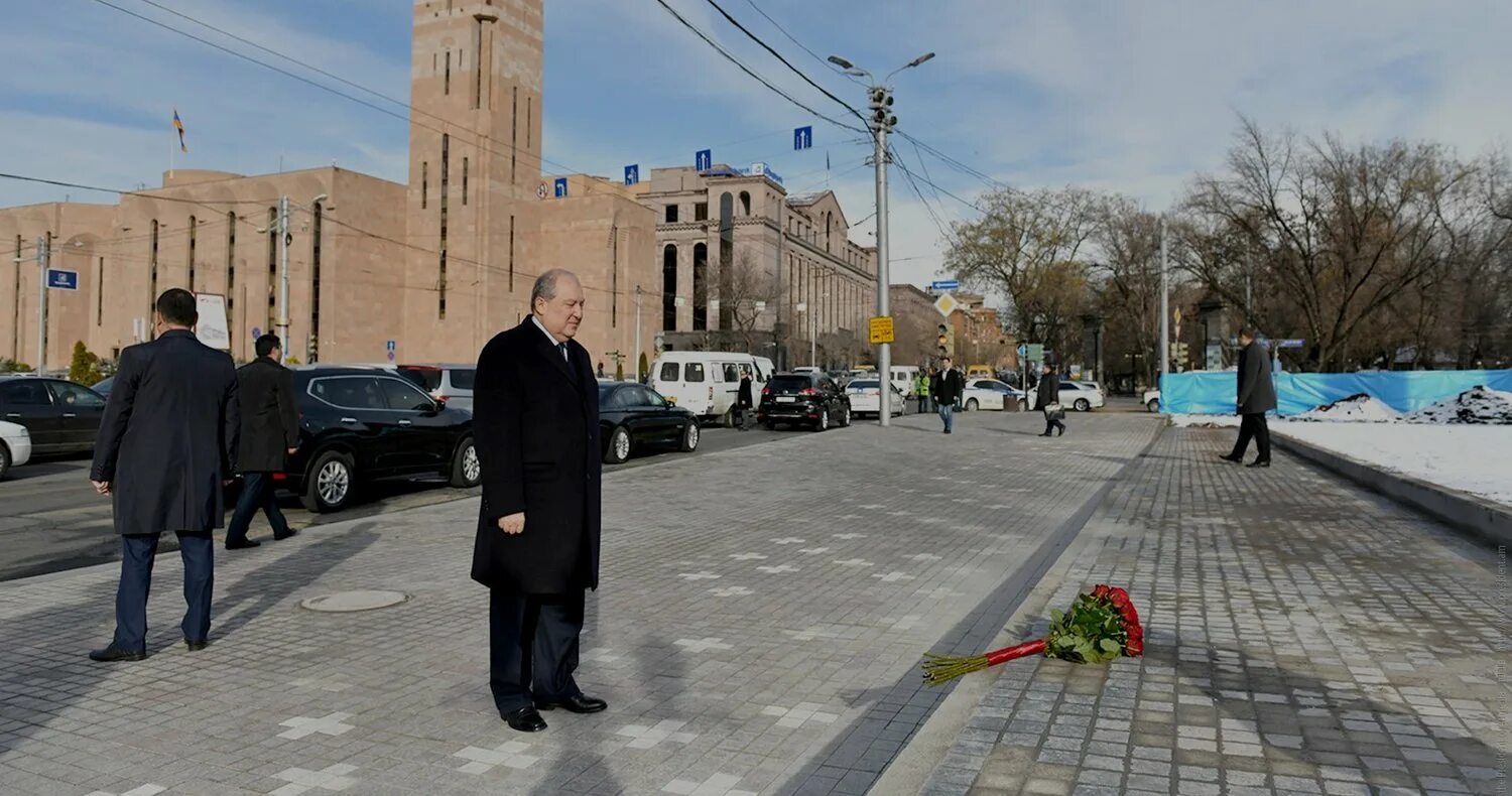 2008 год армения. Март 1 2008 в армении ереван. Памятник мясникяну ереван. 2008 год армения. Армения 1990.