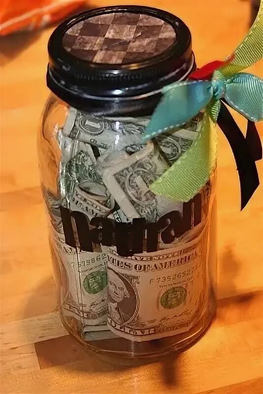 Деньги в банке подарок. Оригинальный подарок деньгами. Банка с деньгами в подарок. Оригинальный подарок деньгами. Оригинальный способ подарить деньги на свадьбу.