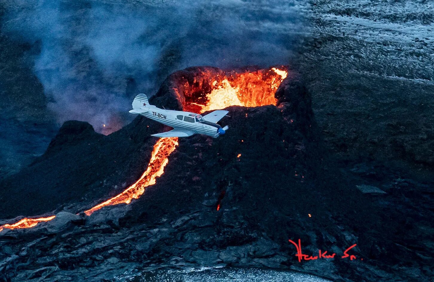 Вулкан начал извергаться. Извержение вулкана Тонга. Извержение вулкана Тонга 2022. Извержение вулкана Уайт Айленд 2019. Вулкан эйяфьядлайёкюдль.