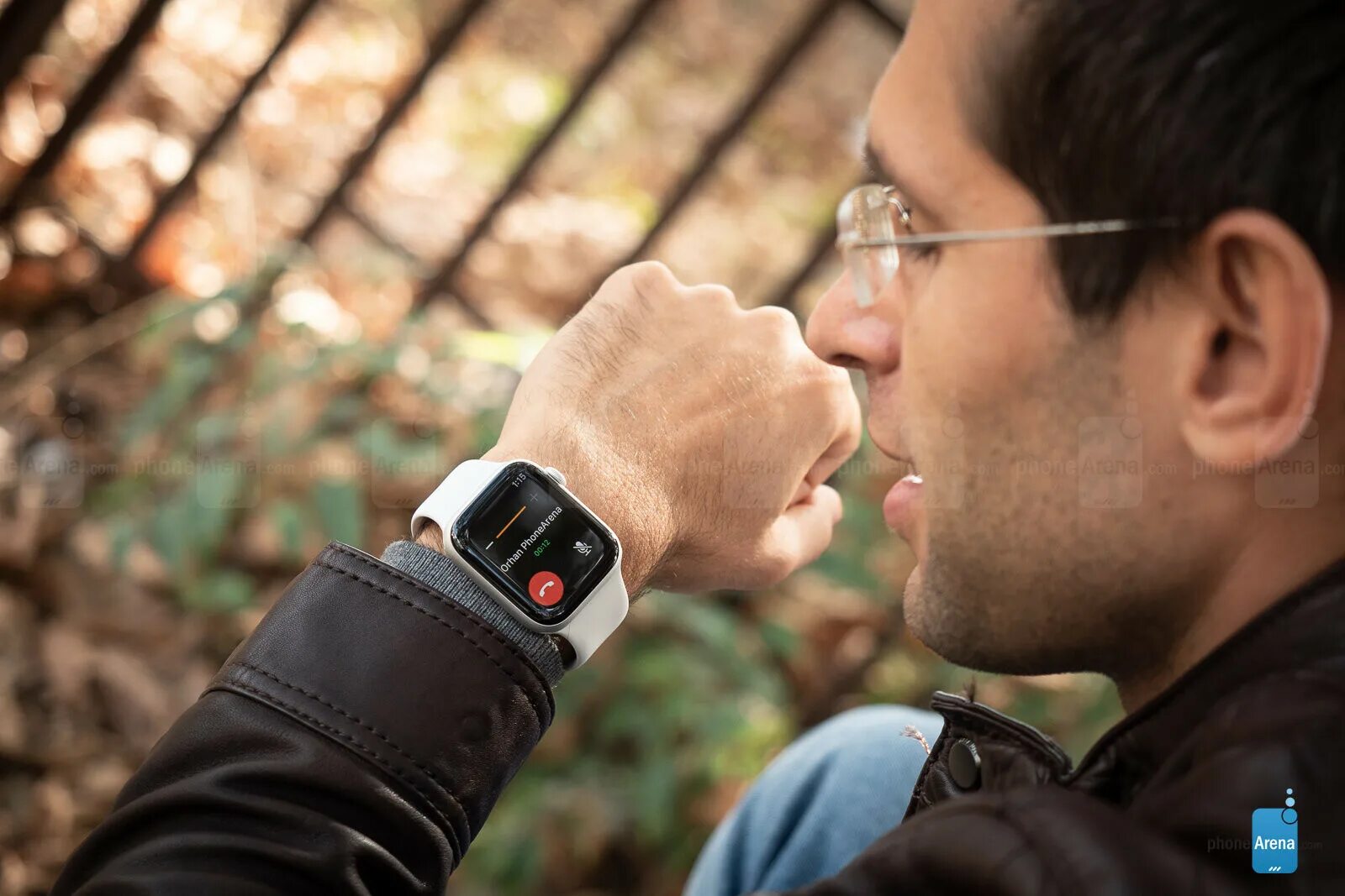 Часы с помощью. Apple watch на мужчине. умные часы спасли. парень с часами эппл. the watch serial.