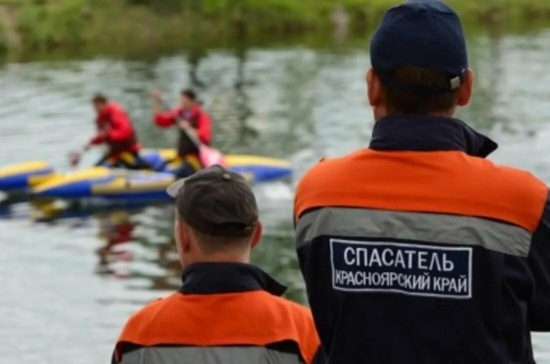 Спасатель. Спасатели на водоемах. Спасатель со спины. Спасатель на пляже. Спасатели утонули