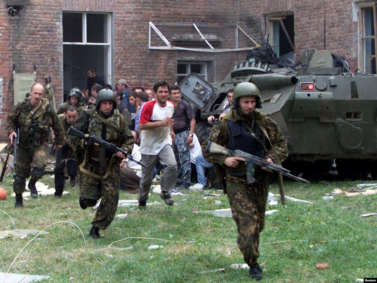 Беслан 3 сентября 2004 штурм. Захват заложников в школе № 1 города беслана 1 сентября 2004 г. В 2004 году захвачена школа в беслане. Теракт в беслане 1 сентября. Нападение 1 сентября.