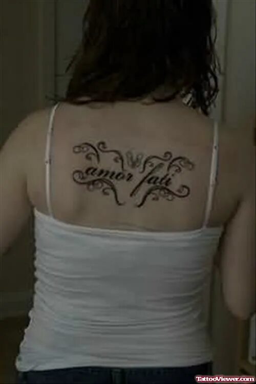 Тату надпись на спине. Татуировки для девушек на спине надписи. Тату на пояснице надпись. Красивая надпись тату на спине. Надпись на спине женские