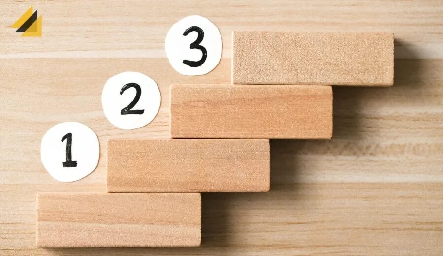 Строитель несет доски. Дрова в руках. Take wood. Строительные материалы из древесины. Take wood.