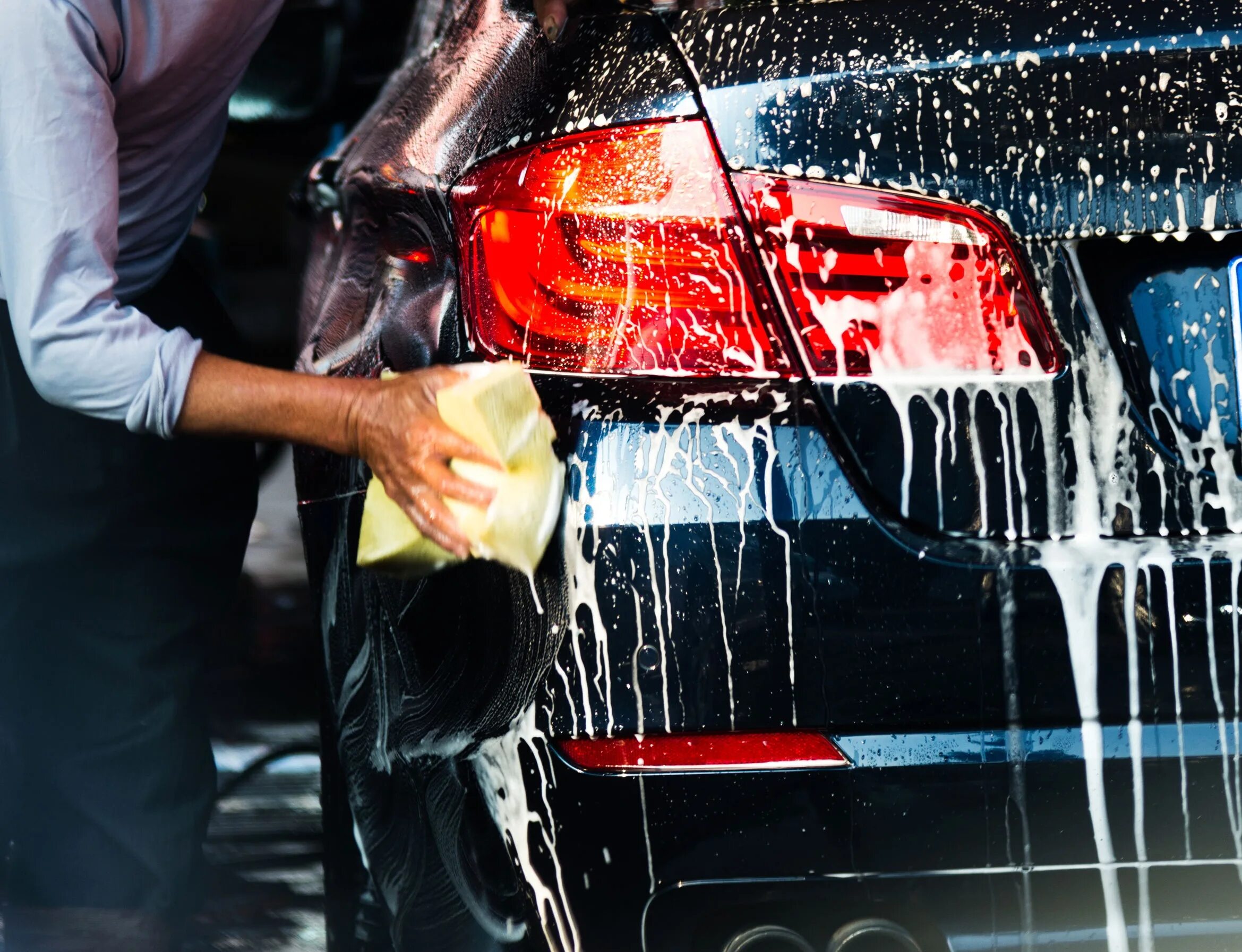 Где помыть машину недорого. Мойка автомобиля. Мытье автомобиля. Автомойка машина. Мойка кузова.