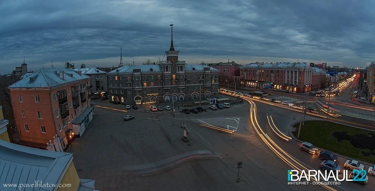 Площадь октября барнаул. Город Барнаул площадь октября. Барнаул площадь октября ночью. Площадь октября и дом под шпилем Барнаул. Барнаул шпиль ночью.