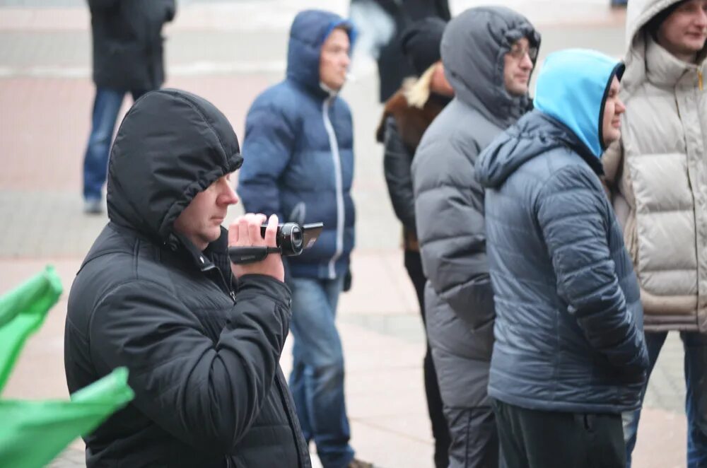 Оптимистка в штатском. Сотрудник в штатском. Сотрудники в штатском на митинге. В штатском. Некто в штатском.