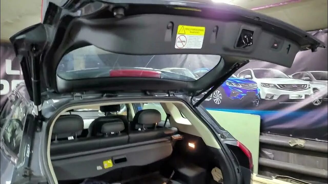 Установка электро привода багажника Geely Atlas - YouTube