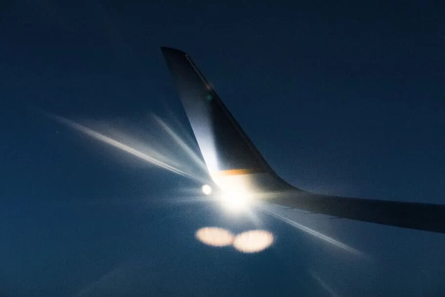 Найти самолет в воздухе. Самолет на земле. Самолет над облаками. Найти самолет в воздухе. Обои самолет.