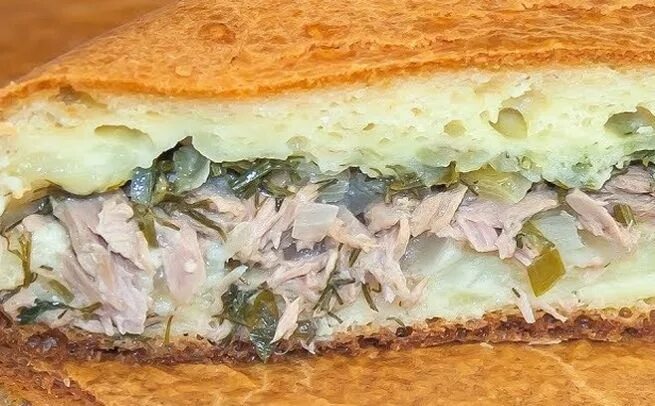 Пирог с сайрой и картошкой в духовке. Заливной пирог с консервой. Рыбный пирог на кефире. Заливной пирог с рыбой. Рыбный пирог на кефире в духовке заливной.