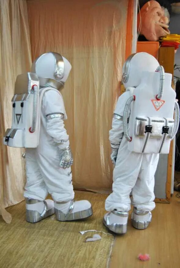 Костюм космонавта для девочки. Костюм маскарадный космонавт. Взрослый костюм Космонавта. Костюм Космонавта в детский сад.