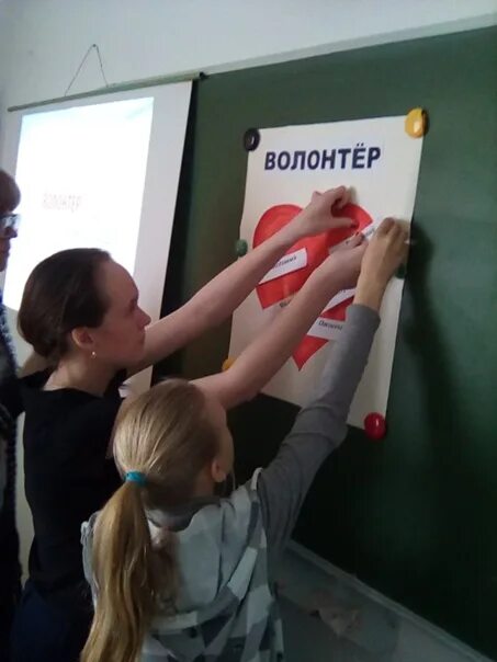 Высказывания про волонтерство и добровольчество. Рисунок волонтерство доброта. Плакат доброты для волонтер. Эмблема твори добро. Классный час волонтеры.