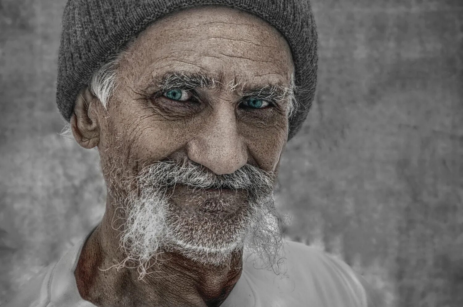 Старец мудрец. Мудрые глаза. Слепой старик. Старик улыбается. Сума нищего.