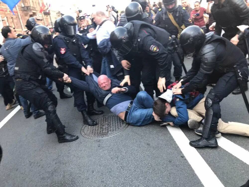 Насилие в отношении полицейского. Камера для задержанных лиц. Полицейский избил задержанного. Ростовская область избил детей задержали. Полицейский избил задержанного.