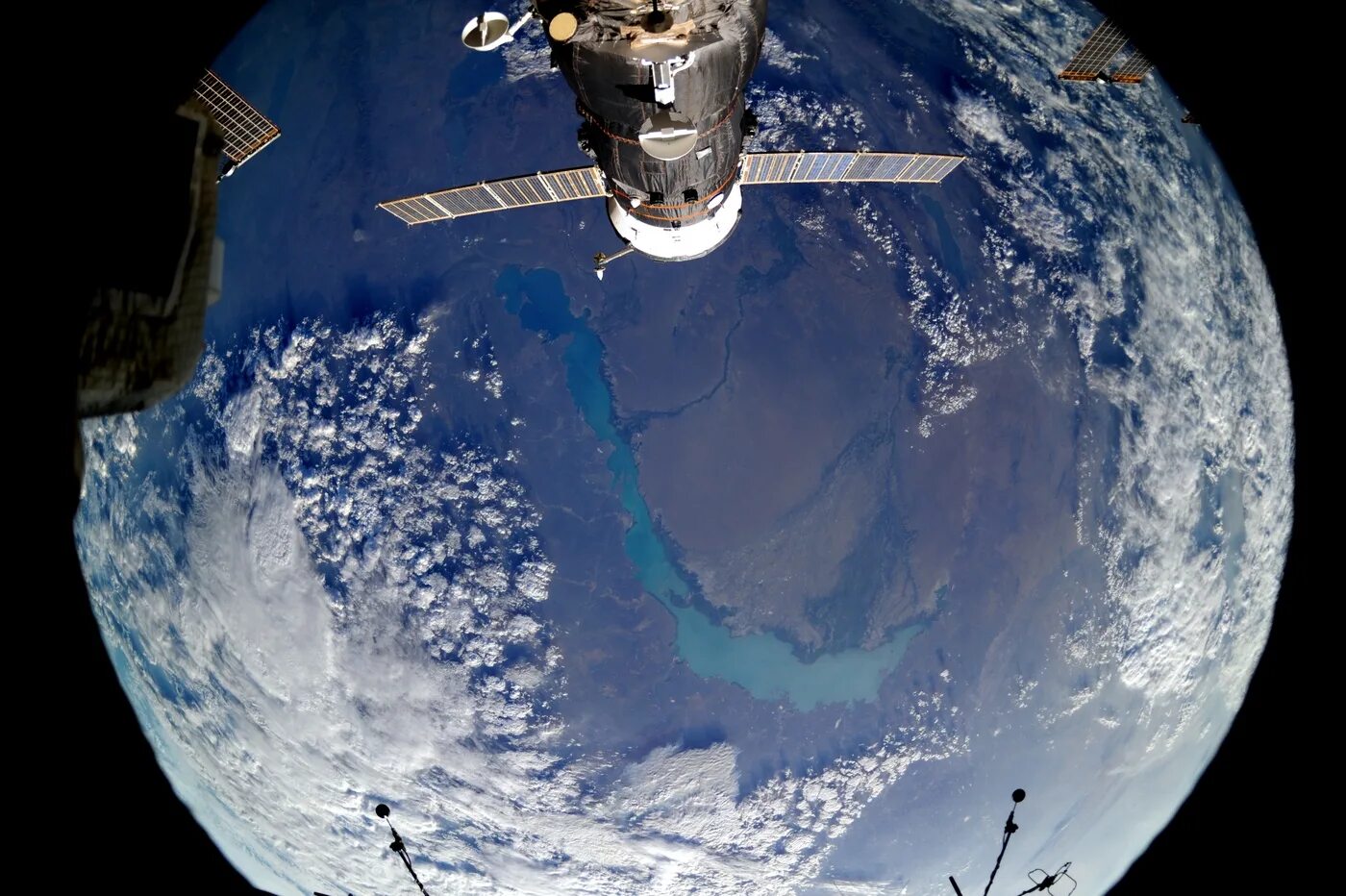 Объекта на орбите. Вид земли из космоса. Земля из космоса с МКС. Снимки с МКС. Вид на землю с космической станции.