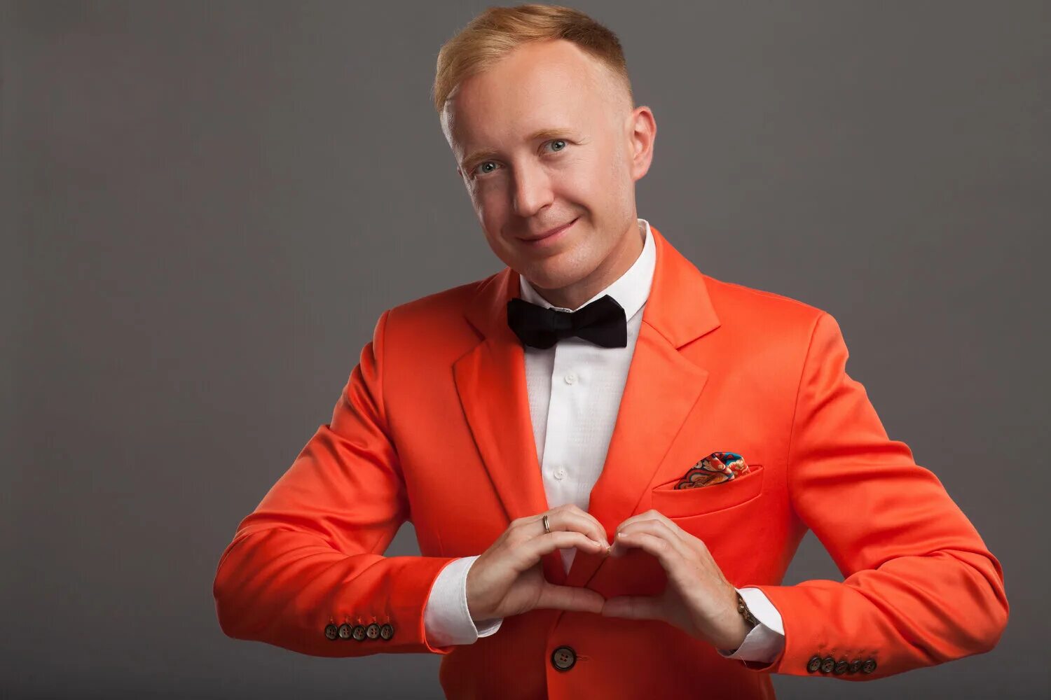 обо всем. логотип обо всем. ведущий все обо всем. шоумен кирилл маленький. ведущий все обо всем.