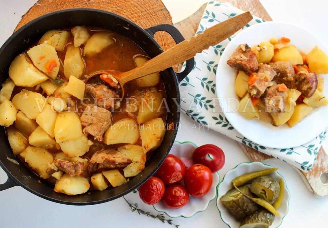 Как потушить картошку с мясом в казане. Тушёная картошка с мясом в казане. картошка с мясом в казане на плите. тушёная картошка с мясом в казане на плите. картофель тушеный с мясом в казане на плите.