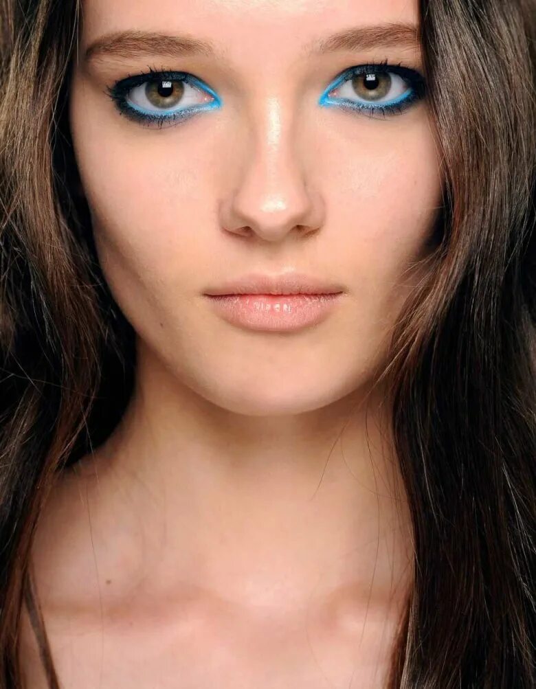 Широкие глаза. Смоки айс для нависшего века. Выступающие глаза. Макияж на выпускной для голубых глаз. Макияж.