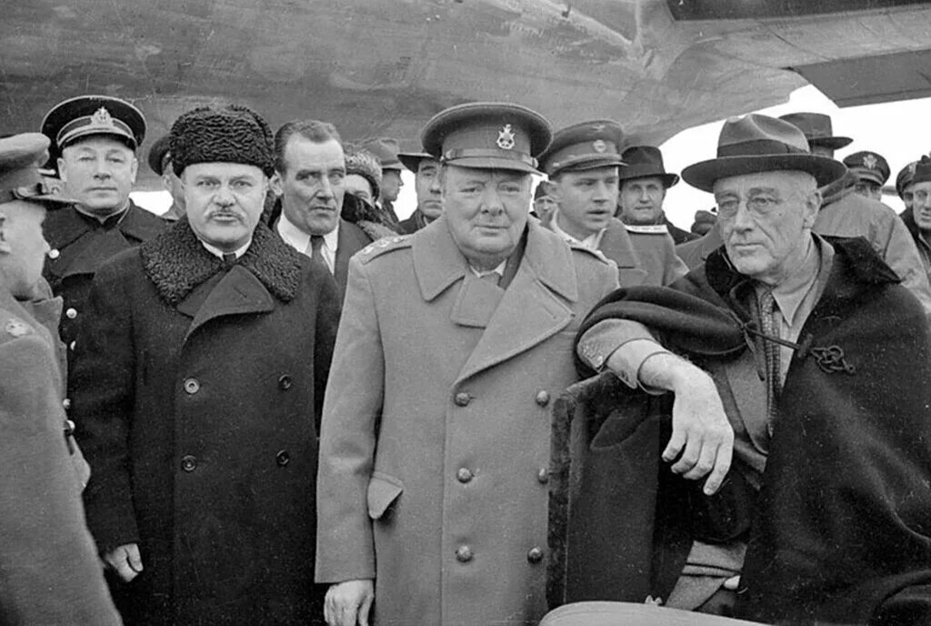 Крымская конференция 1945 участники. Рузвельт Черчилль Сталин конференция Ялта. Черчилль Ялтинская конференция. Черчилль и Сталин в Ялте. Сталин Рузвельт Черчилль Ялтинская конференция фото.