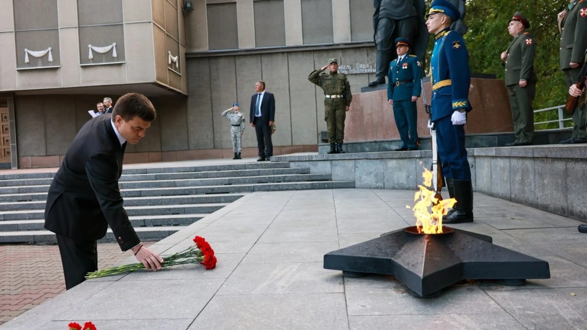 Акция памяти 9 мая. Вечный огонь. Вечный огонь Красноярск. День памяти вечный огонь. Мемориал Победы возложение цветов в Красноярске.