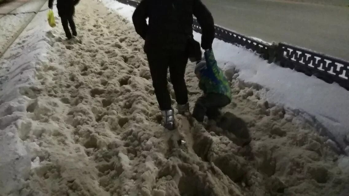 ели стоявшие по колено в сугробах были. ели стоявшие по колено в сугробах были. человек по колено в снегу. ели стоявшие по колено в сугробах были. по пояс в снегу.