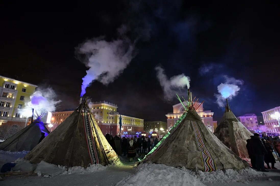 С днем города дудинка. С днем города дудинка. Дудинка праздник. Дудинка набережная площадь. Долганы дудинка.