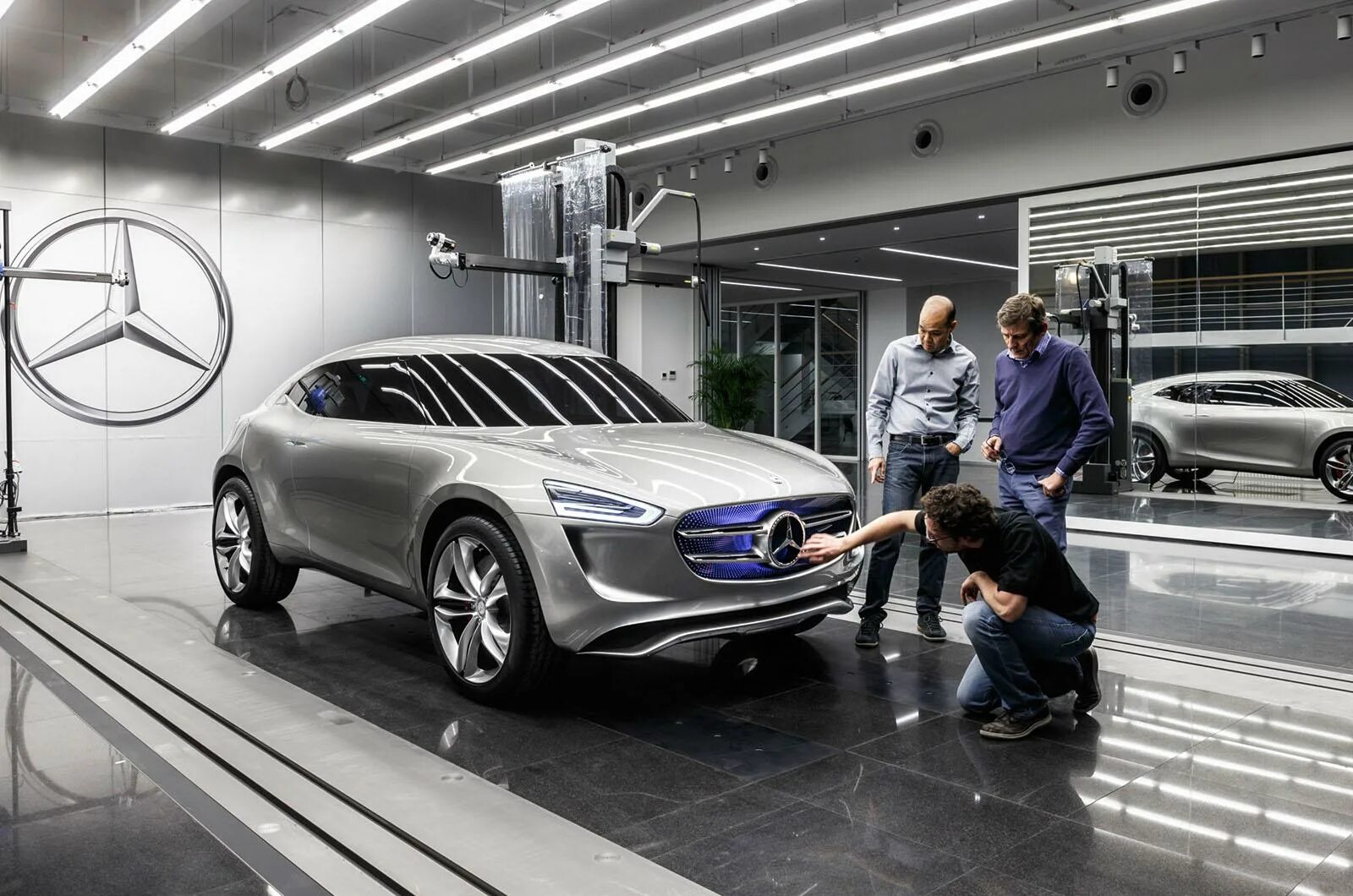 Первый автомобиль автосалон. Mercedes-Benz Daimler. Мерседес Бенц концерн. Мерседес электоро кар 2025. Мерседес g концепт.