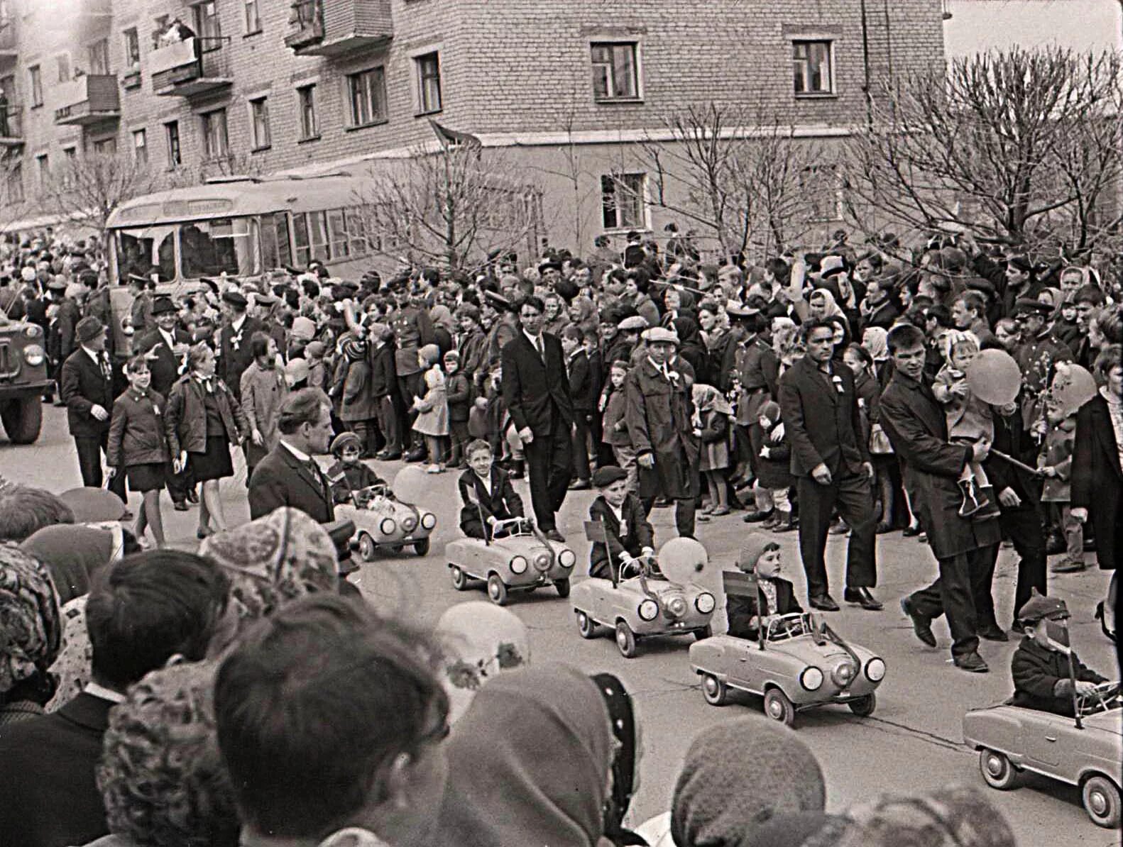 Первомайская демонстрация 1970. Демонстрация 1 мая в СССР. Демонстрации в 80 е годы. 1 Мая 1970 года. 70 года 1970 год