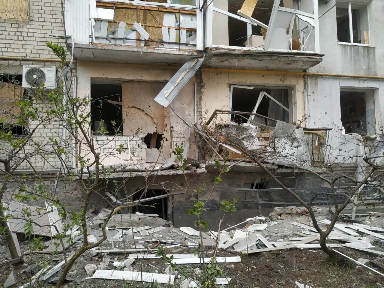 Новости россии сегодня обстрелы со стороны украины. Многоэтажный дом. Разрушенные дома. Разрушенное здание. Разрушенный город.