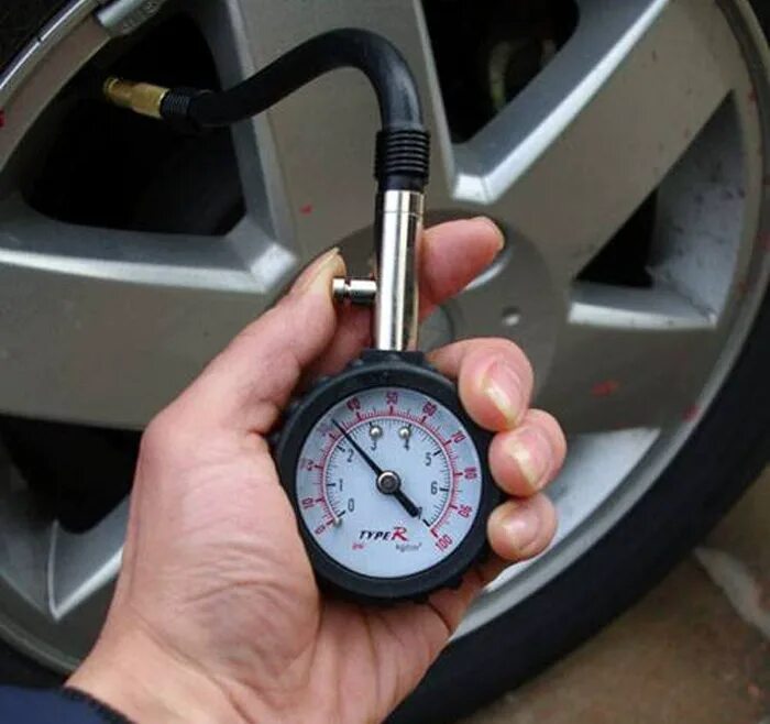 Измерение давления автомобиля. Манометр автомобильный Tire Pressure Gauge. ГАЗ 66 манометр давления колес. Манометр давления в шинах ЗИЛ 131. 2.2 Атмосферы на манометре.