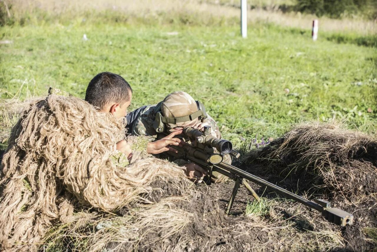 Личный сайт военных. Дистанция снайперского огня. Стрелок военнослужащий. Стрелка военных действий. Снайпер с Барретом.